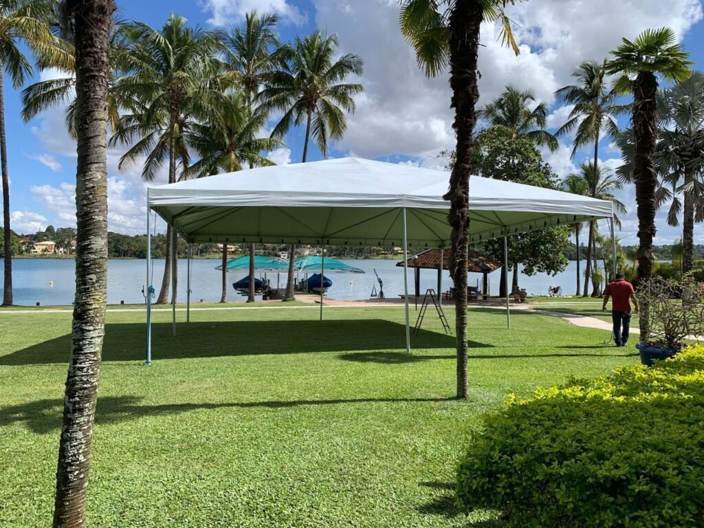 Tenda 10x10 montada em área externa